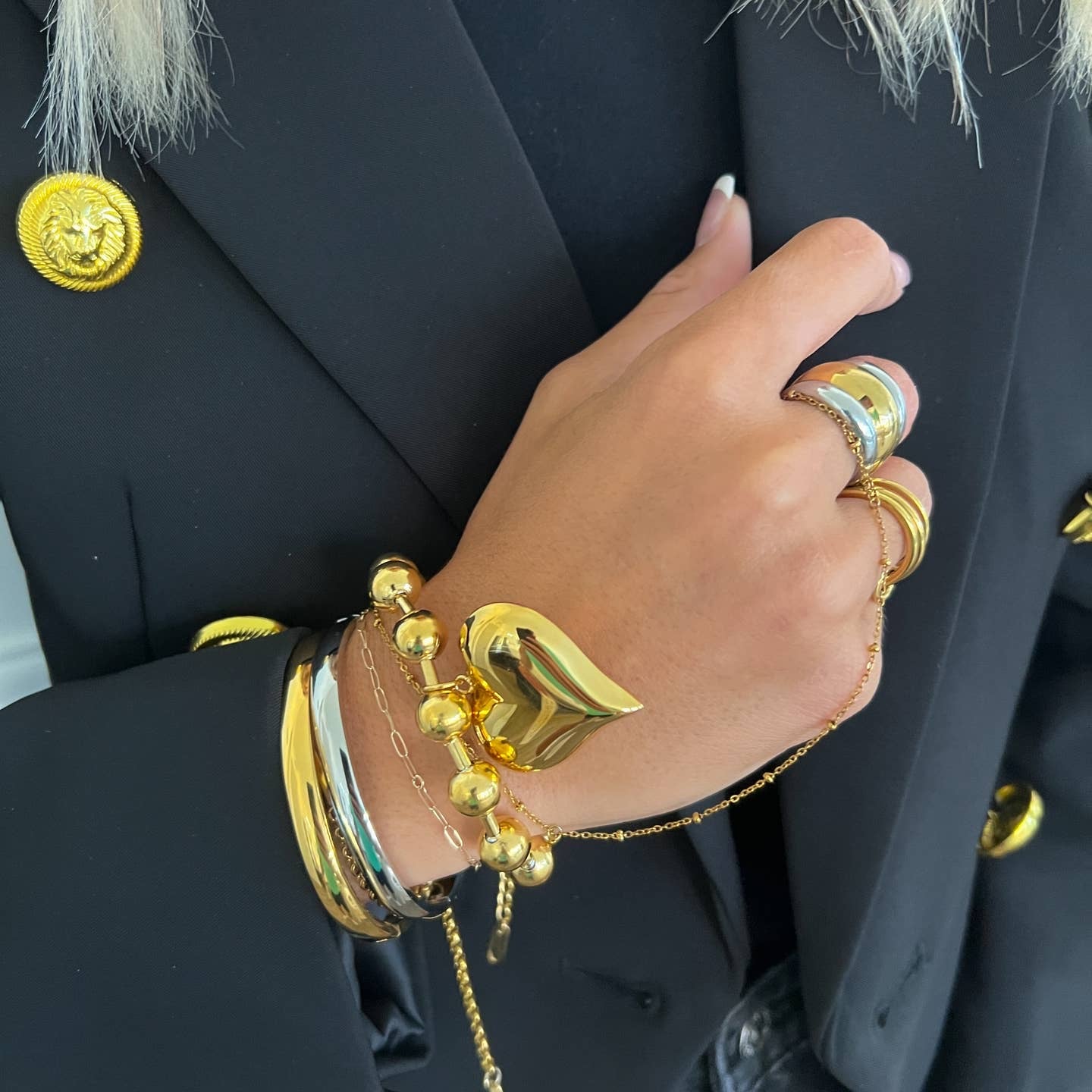 CHANSUTT PEARLS Chunky Heart Bracelet - Gold