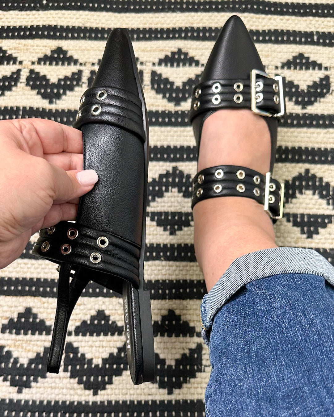 On the Prowl Flats - Black