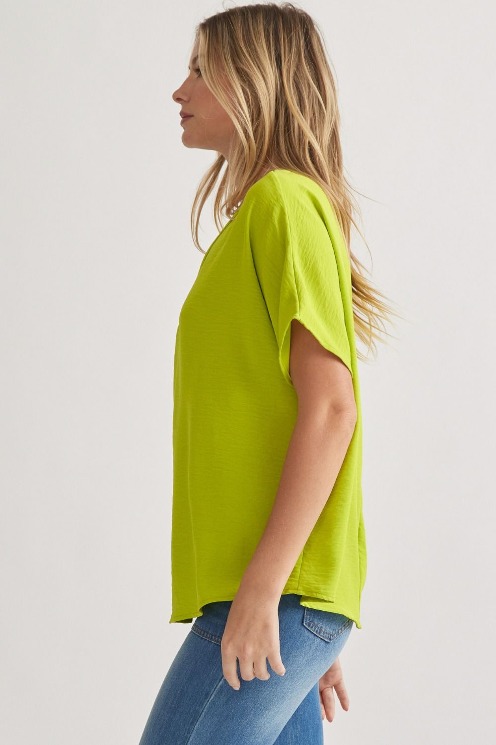 Entro Maghon Top-Neon Lime, short sleeves, v-neckline back seam, rounded hem, curvy
