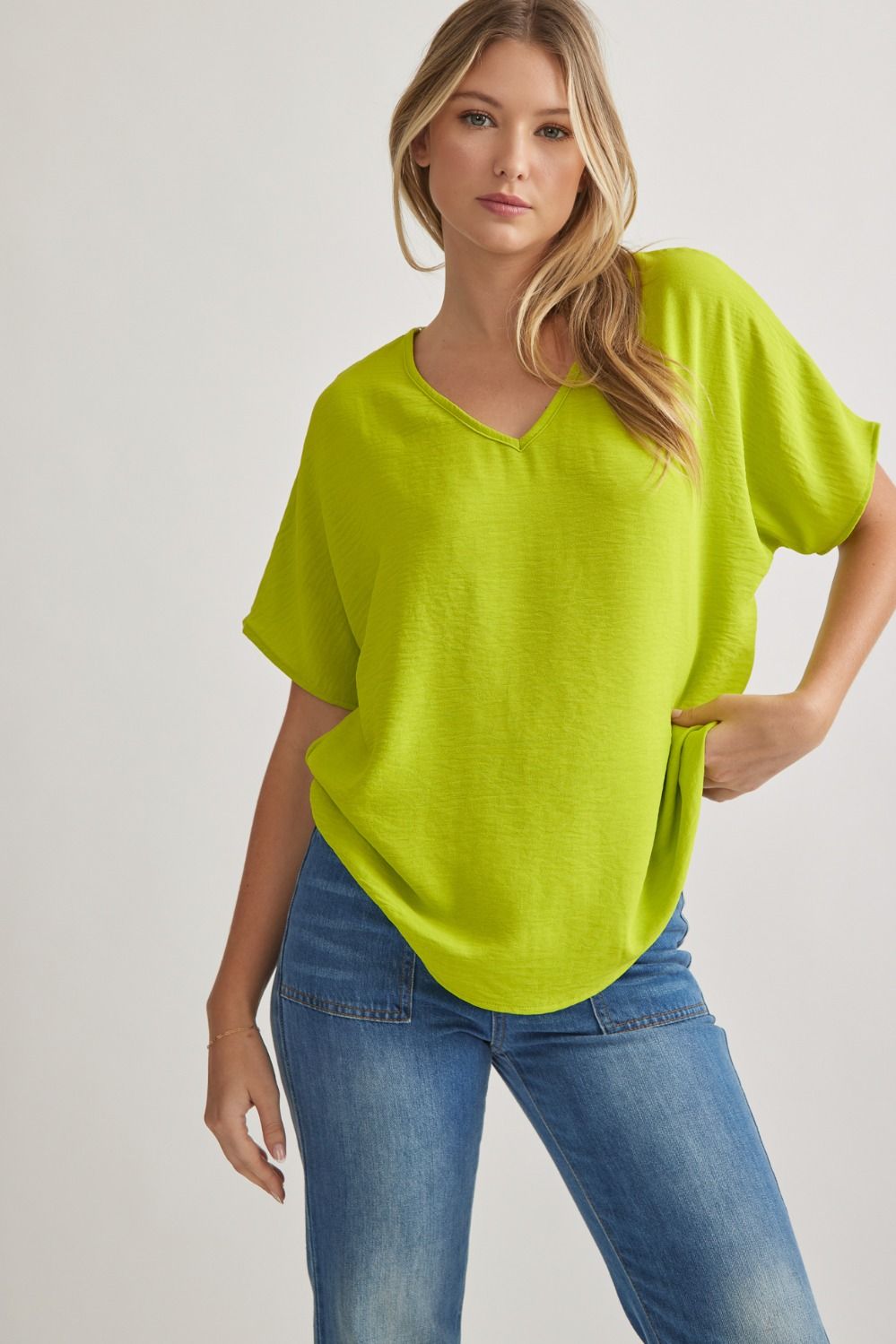 Entro Maghon Top-Neon Lime, short sleeves, v-neckline back seam, rounded hem, curvy